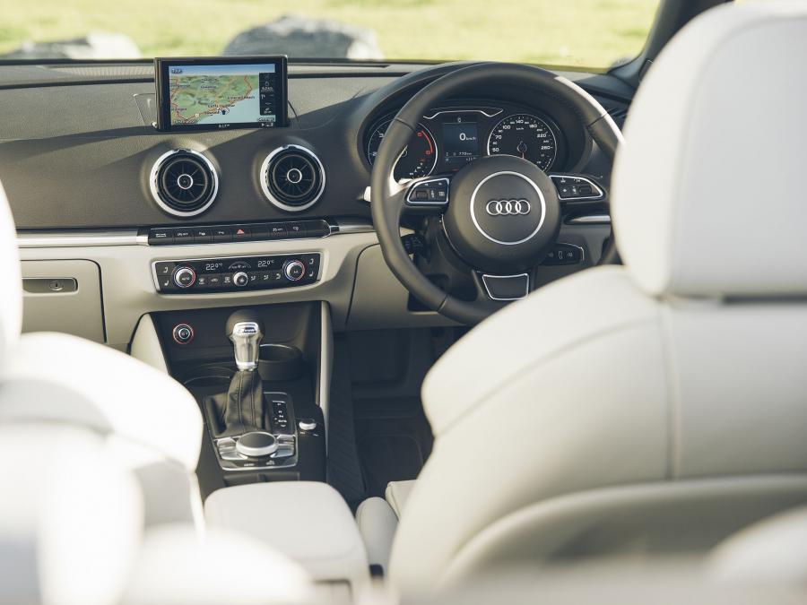 Интерьер Audi A3 Cabriolet 2.0 TDI (8V) 2014 года  (AU) (фото 19 из 28)